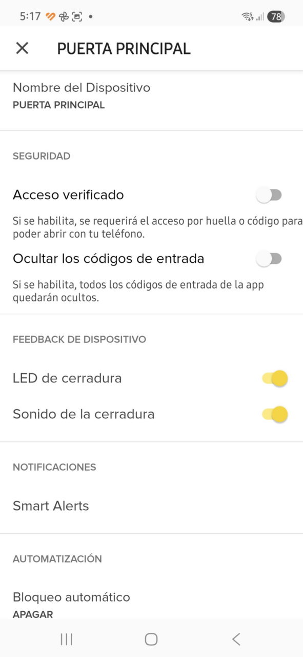 Interfaz de configuración de seguridad de puerta principal con opciones de acceso verificado y retroalimentación de cerradura.