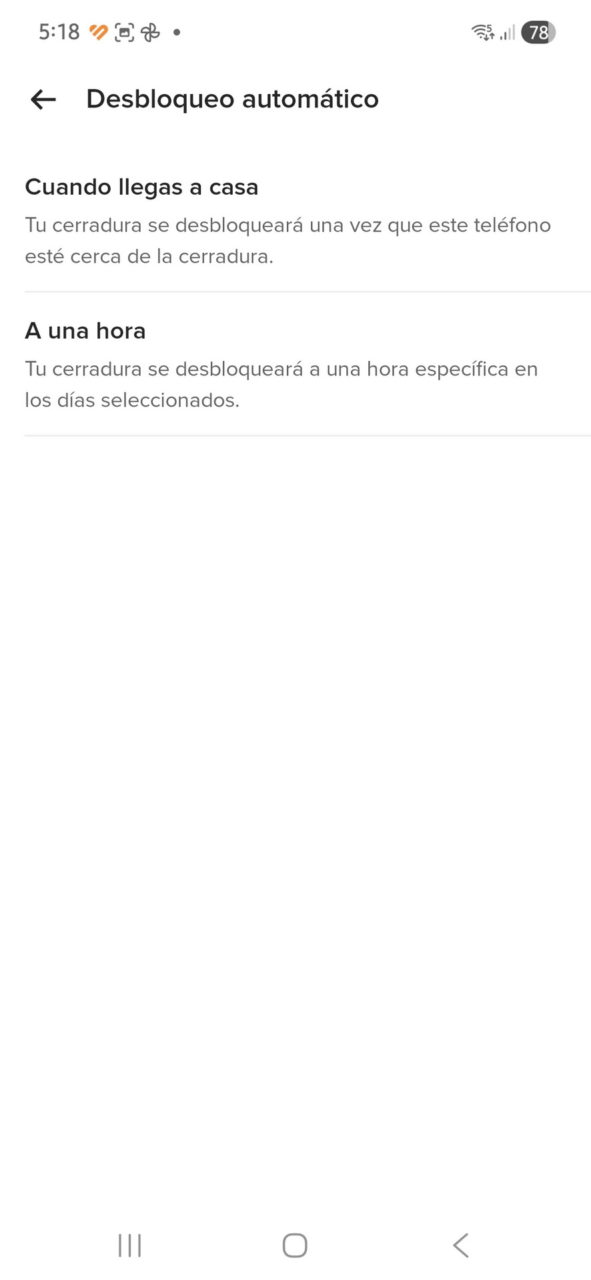 Pantalla de configuración de desbloqueo automático de cerradura por ubicación y hora en dispositivo móvil.