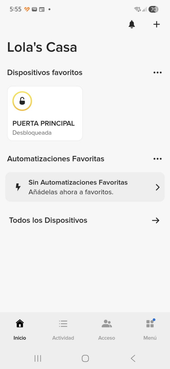 Pantalla de inicio de app de hogar inteligente: puerta principal desbloqueada y opciones de automatización.