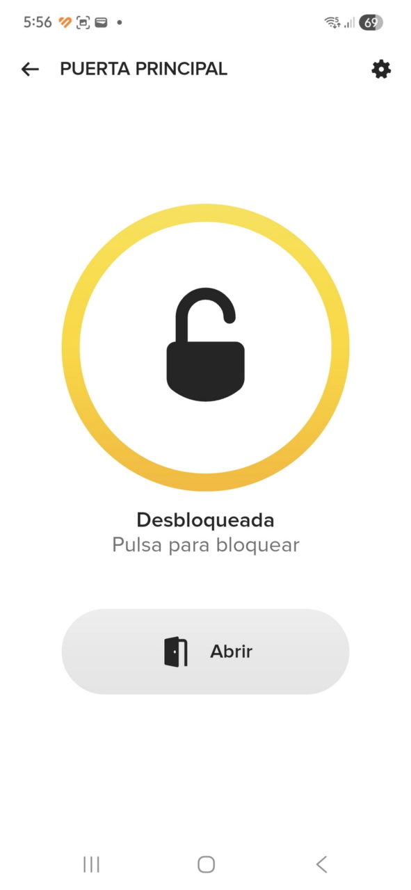 Pantalla de app mostrando puerta principal desbloqueada, icono de candado abierto y botón para abrir.