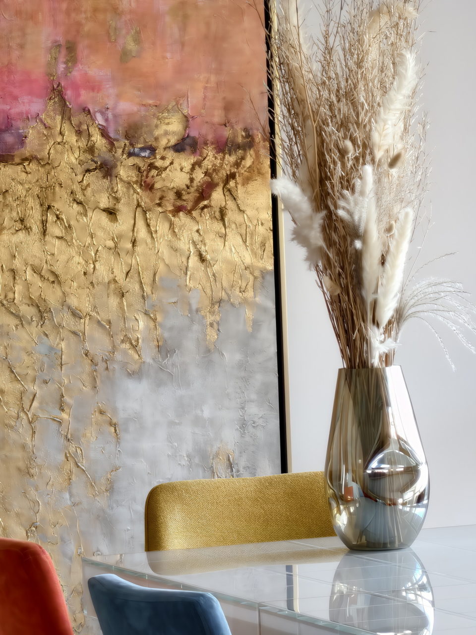 Jarrón con flores secas junto a pintura abstracta dorada y tonos rosados, decoración moderna de interior.