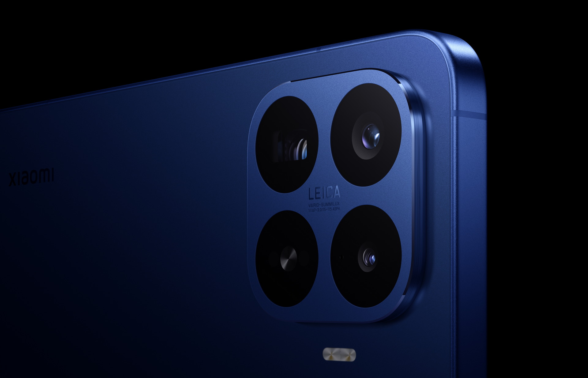 Cámara trasera de teléfono inteligente azul con lentes Leica y diseño moderno.