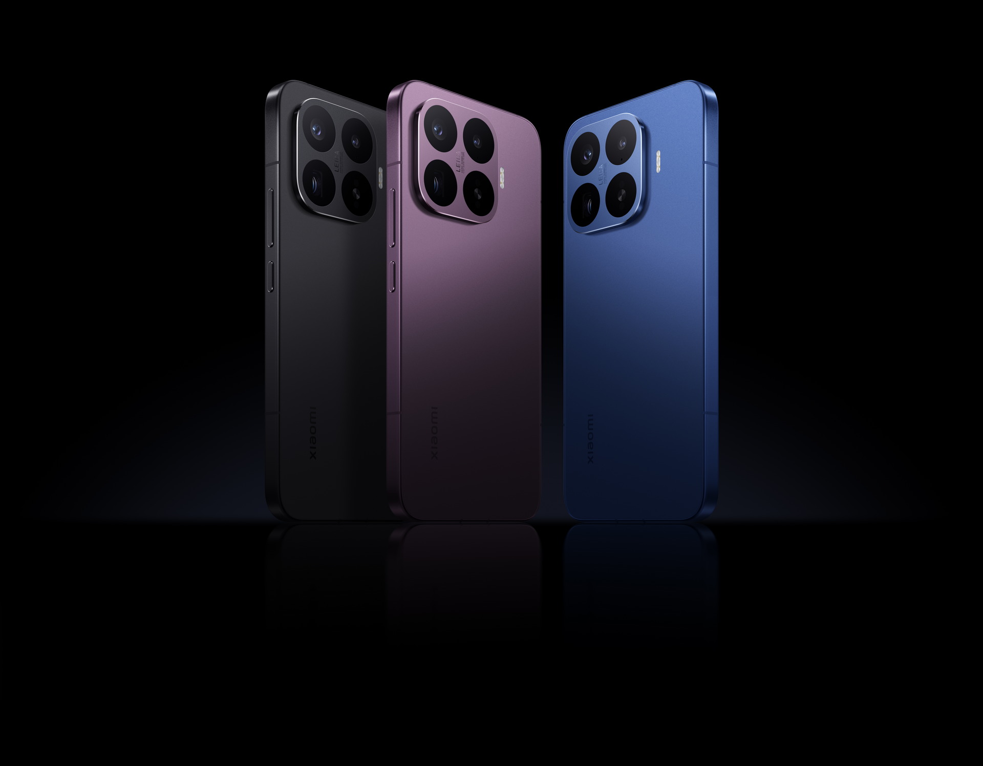 Tres teléfonos inteligentes Xiaomi en colores negro, púrpura y azul sobre un fondo negro elegante.