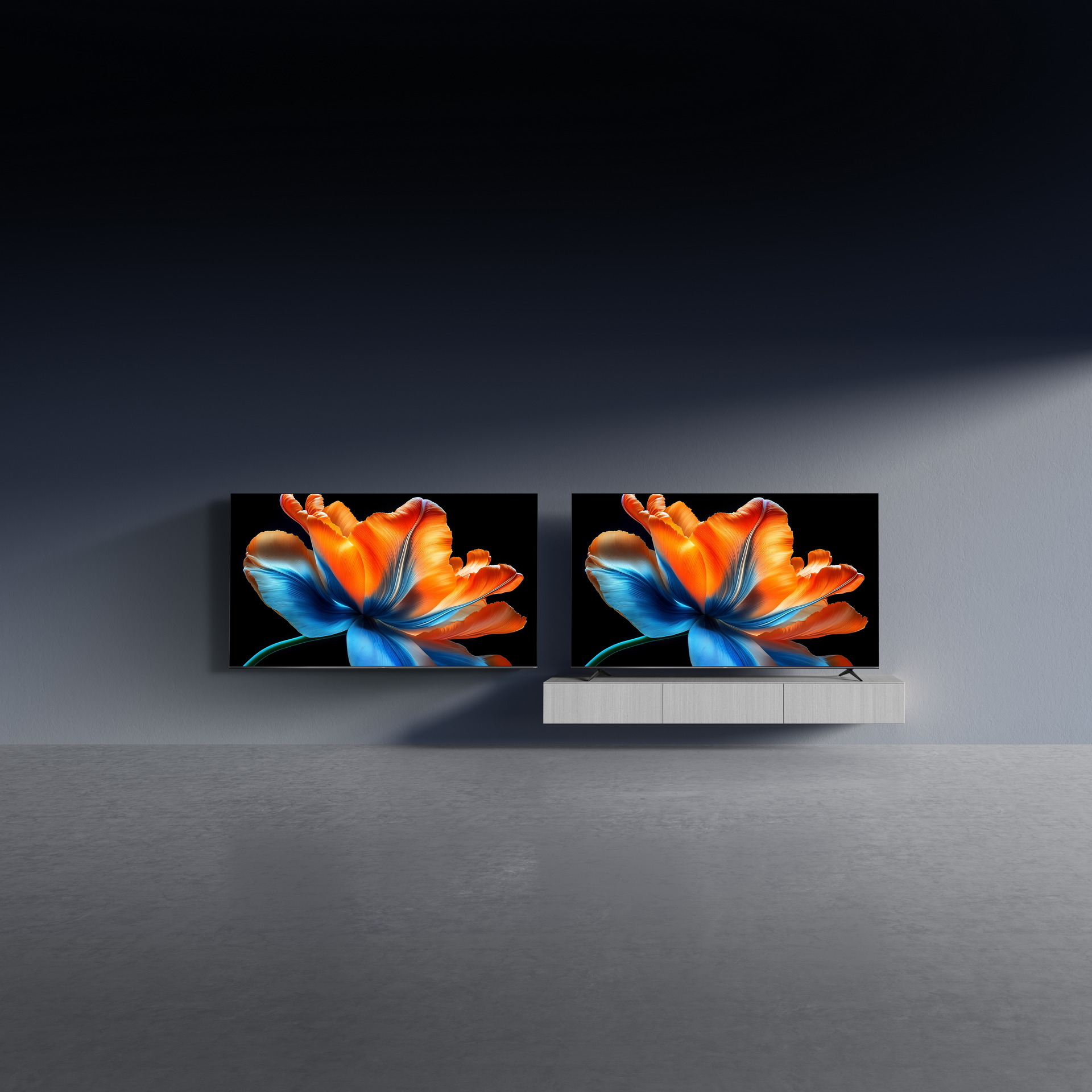 Dos televisores modernos con imagen de flor azul y naranja en fondo oscuro minimalista.