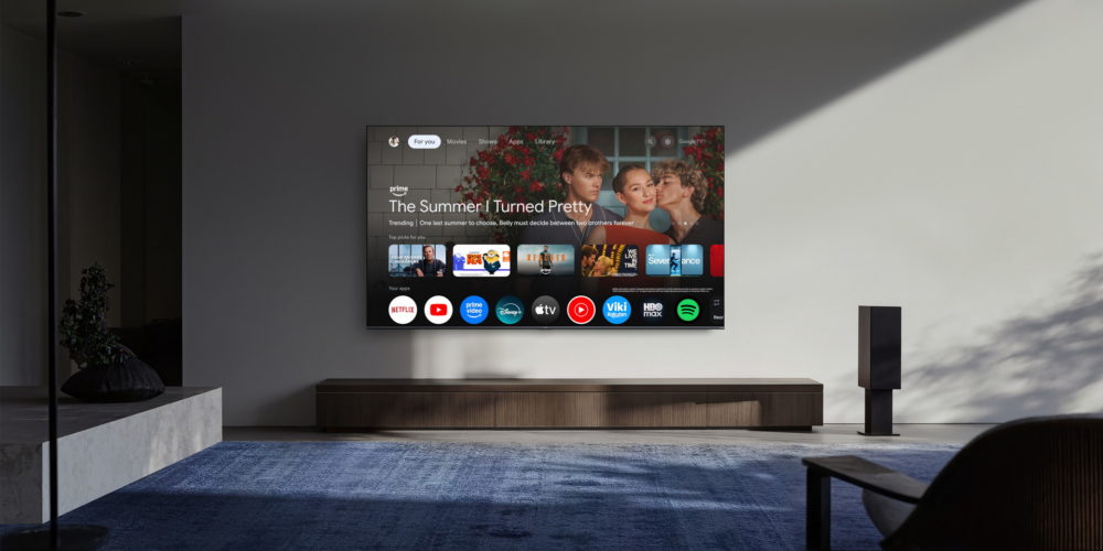 Xiaomi presenta sus nuevos electrodomésticos inteligentes: TV Mini LED, robot aspirador, nevera y más Televisor en sala moderna mostrando interfaz de streaming con la serie The Summer I Turned Pretty en pantalla.