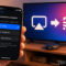 iOS 27 podría permitir usar Google Cast en el iPhone como alternativa a AirPlay Pantalla de iPhone mostrando opciones de transmisión AirPlay al conectarse con una TV inteligente.