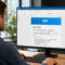 Hombre trabajando en Nextcloud Hub en computadora de escritorio en oficina moderna y luminosa.