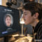 Usuario verifica edad en computadora con sistema de reconocimiento facial en su habitación.
