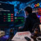 Un ingeniero de Google gana 1,2 millones apostando en Polymarket y acaba acusado de insider trading Persona analizando datos de mercado en Polymarket con documentos confidenciales y agentes del FBI presentes.