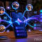 Smartphone mostrando aplicaciones diversas flotando en un entorno digitalizado e iluminado, destaca la tecnología avanzada.