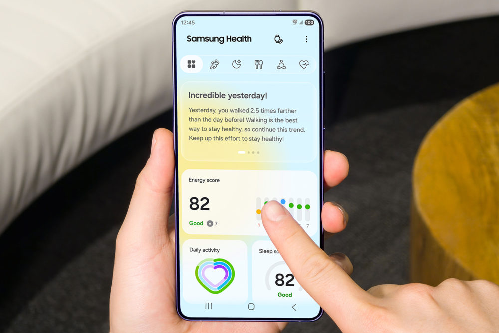 Pantalla de teléfono mostrando la app Samsung Health con estadísticas de actividad diaria y puntuación energética.