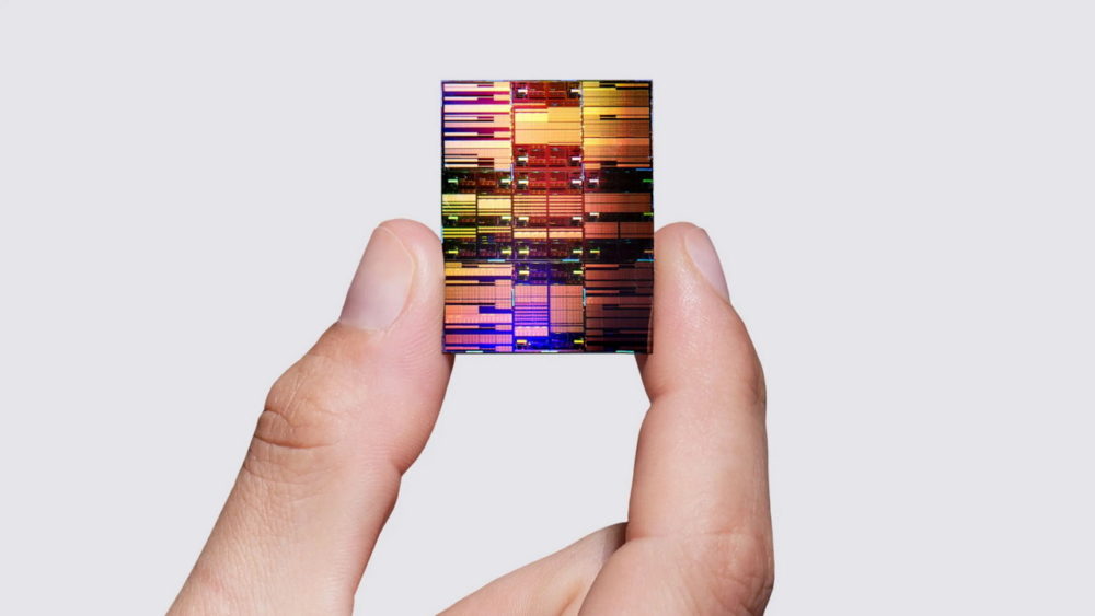 Microchip sostenido por dedos, tecnología avanzada en miniatura. Circuitos integrados para dispositivos electrónicos.