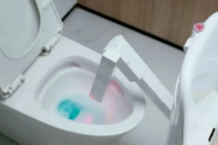 Robótica limpiando inodoro moderno en baño. Innovación en higiene automatizada para el hogar.