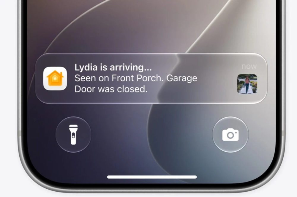 Notificación de llegada de persona en porche frontal; puerta de garaje cerrada. Pantalla de iPhone.