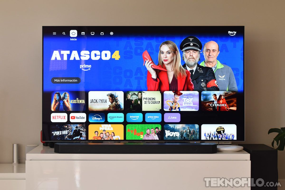 Análisis del Amazon Fire TV Stick HD y opinión Pantalla de televisor con contenido de streaming, destacando la serie ATASCO4 en Prime Video y otras aplicaciones.