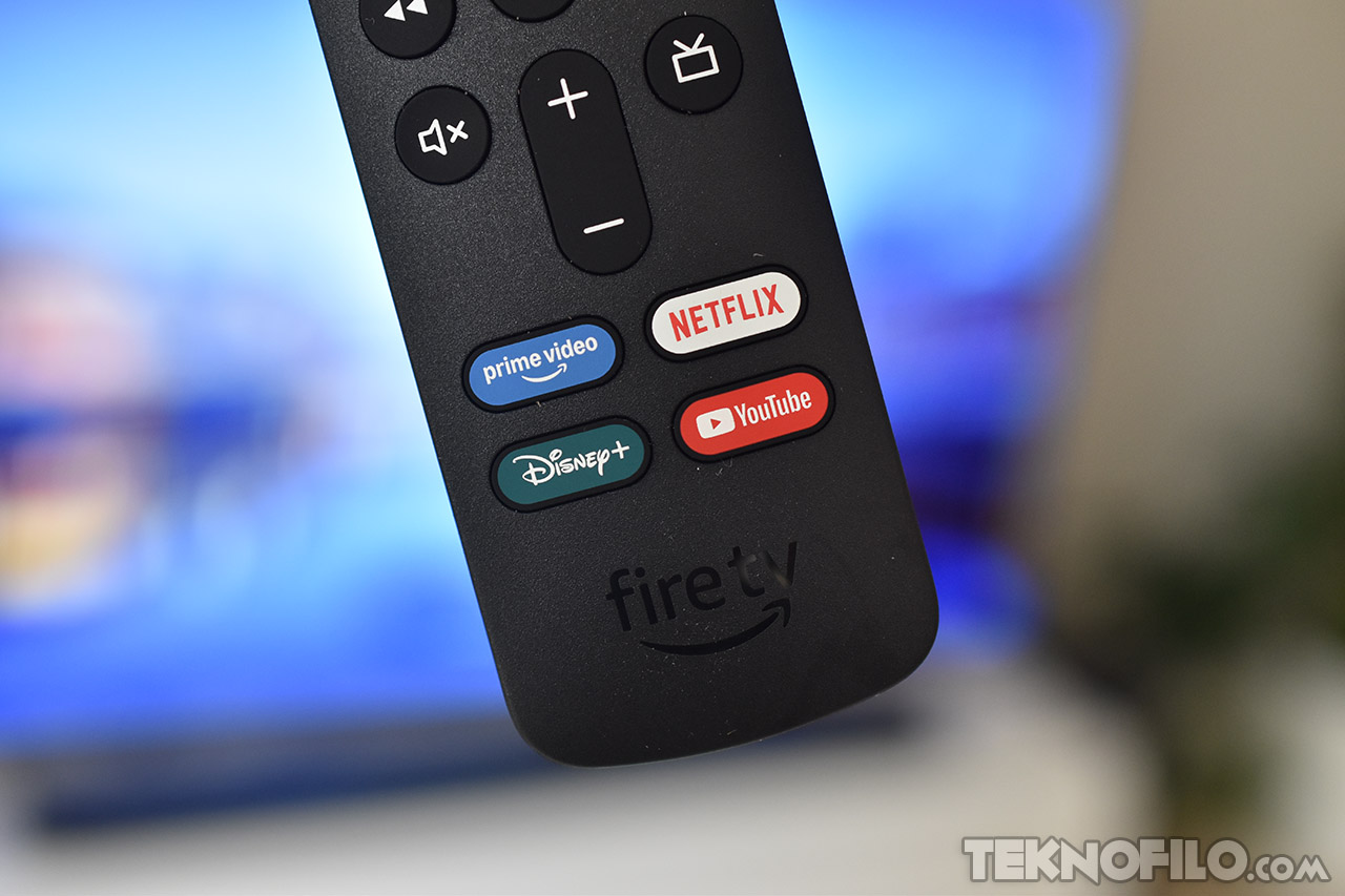 Mando Fire TV con botones para Netflix, Prime Video, Disney+ y YouTube sobre fondo azul.
