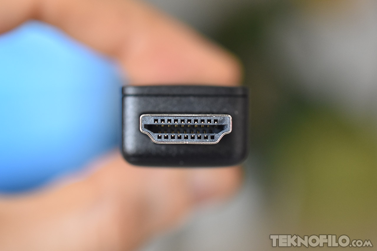 Conector HDMI negro en primer plano, detalle de los pines metálicos en el centro. Ideal para audio y video digital.