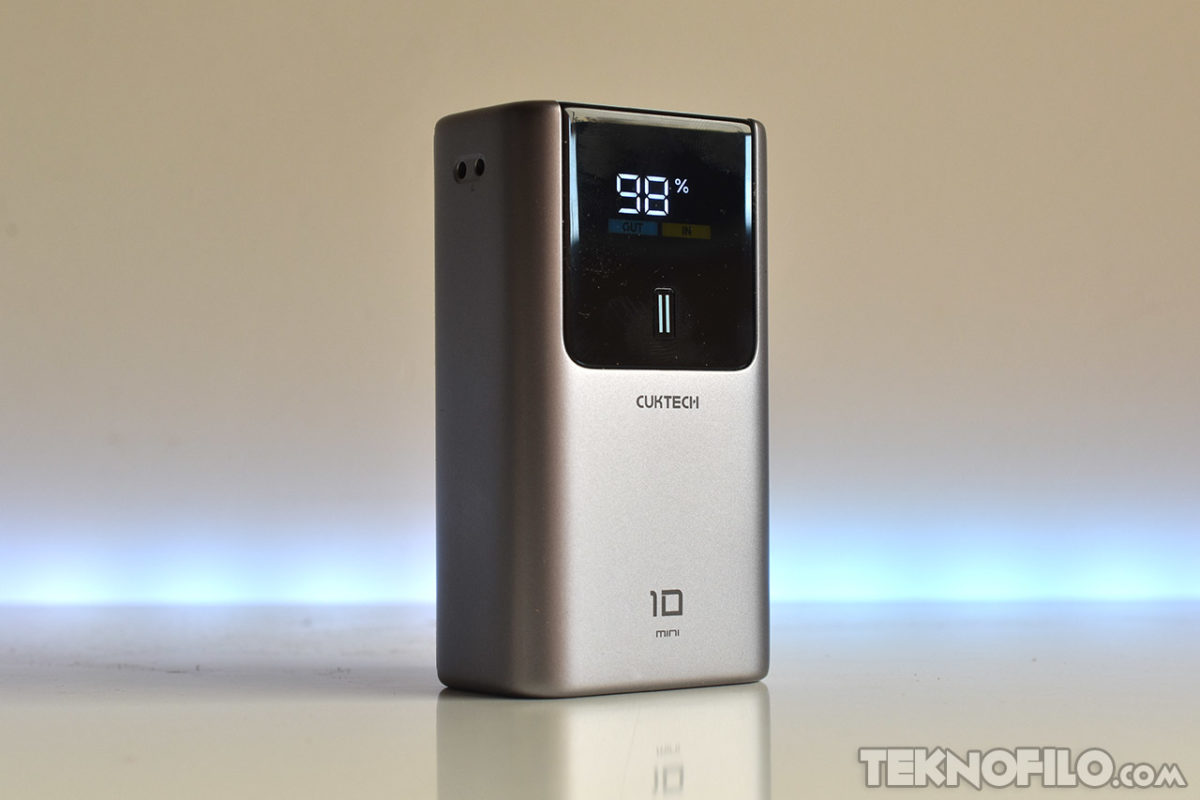 Cuktech Power Bank Mini (55W, 10.000 mAh): Opinión tras varias semanas de uso Cargador portátil Cuktech 10 Mini con pantalla digital mostrando 98% de batería sobre fondo blanco.