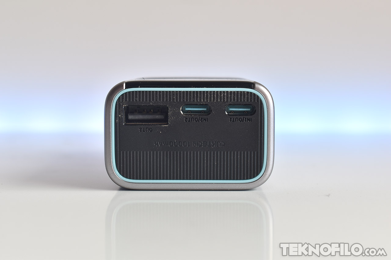 Cargador portátil USB y USB-C en mesa blanca. Ideal para cargar dispositivos móviles eficientemente.