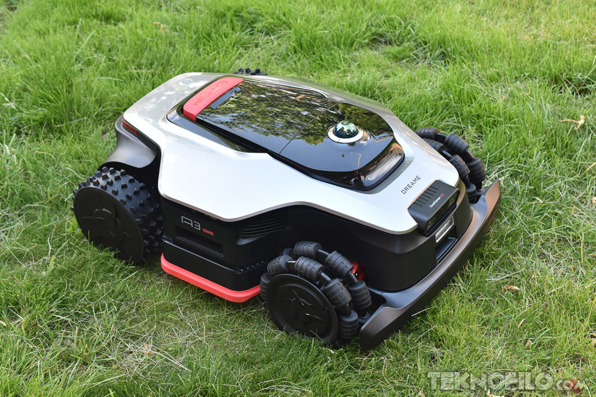Análisis del Dreame A3 AWD Pro 5000: Robot cortacésped 4×4 para jardines grandes Cortacésped robot en césped verde, tecnología de jardín inteligente y automatizada.