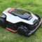 Análisis del Dreame A3 AWD Pro 5000: Robot cortacésped 4×4 para jardines grandes Cortacésped robot en césped verde, tecnología de jardín inteligente y automatizada.