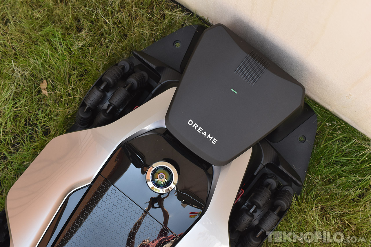 Cortacésped robotizado Dreame sobre césped, tecnología de jardinería avanzada para mantenimiento de jardines.