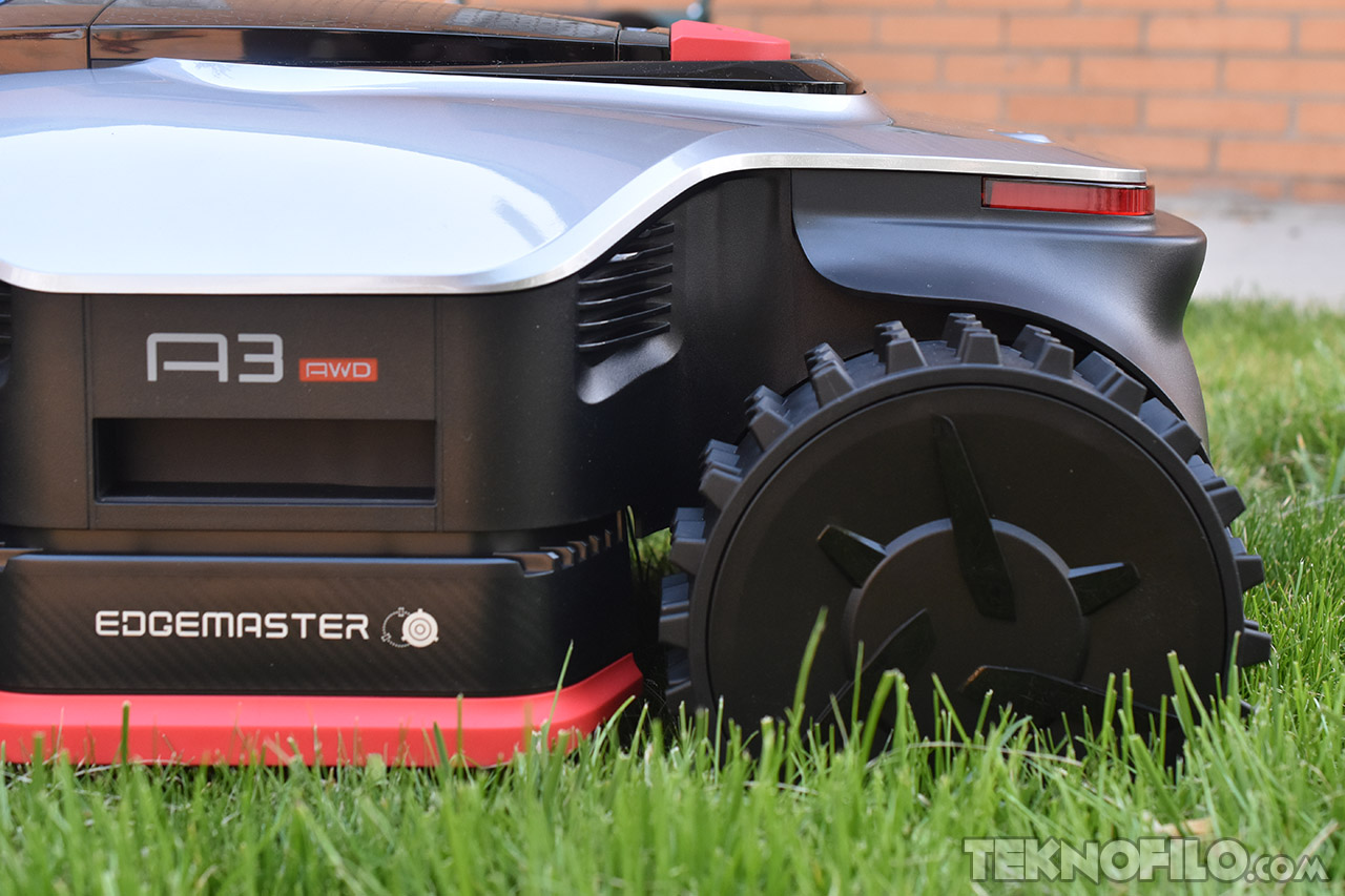 Cortacésped robótico Edgemaster A3 AWD sobre césped, diseño moderno y eficiente. Ideal para jardines.