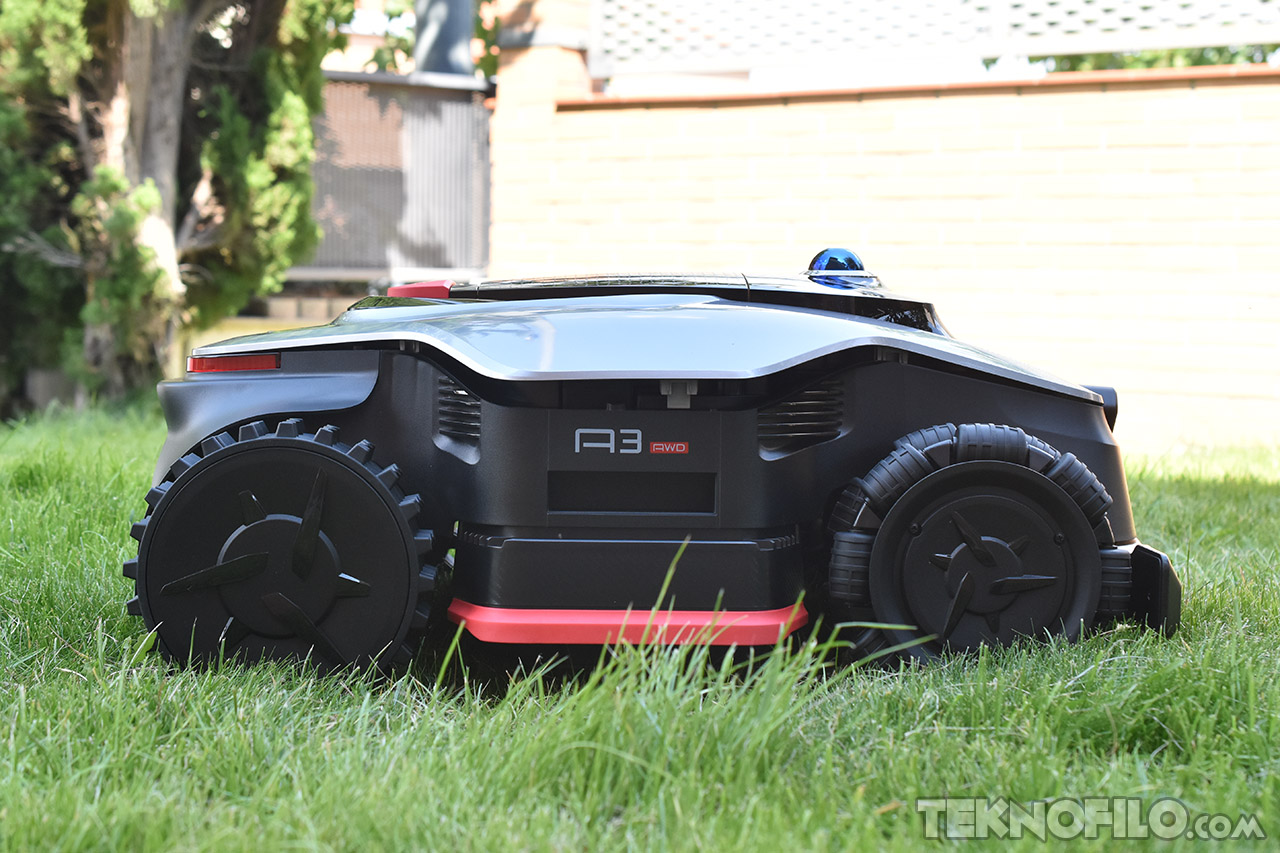 Cortacésped robot A3 AWD sobre césped verde en un jardín, diseño moderno y eficiente para cortar hierba automáticamente.