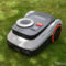 Cortacésped robot Segway Navimow en césped verde, tecnología de jardinería innovadora al aire libre.