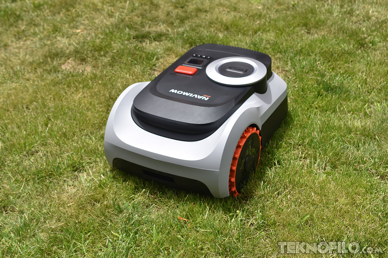 Robots cortacésped inteligente en acción sobre césped verde, modelo moderno y eficiente para mantenimiento de jardines.