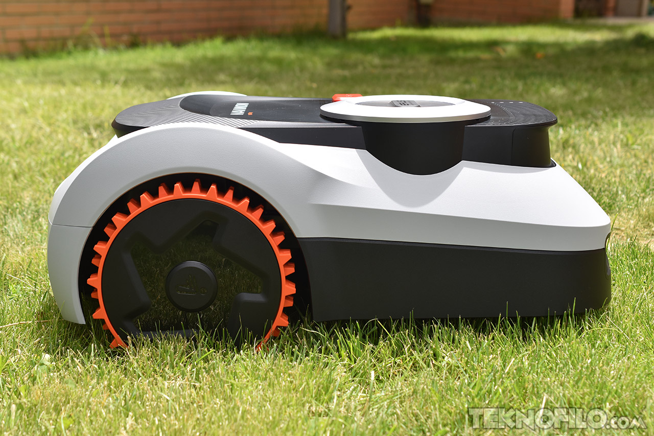 Robot cortacésped automático en césped verde, diseño moderno, ideal para jardines. Tecnología avanzada de jardinería.