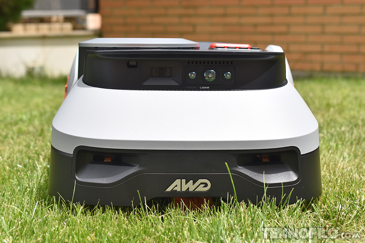 Cortacésped robotizado AWD en césped verde, equipado con visión y sensor LiDAR.