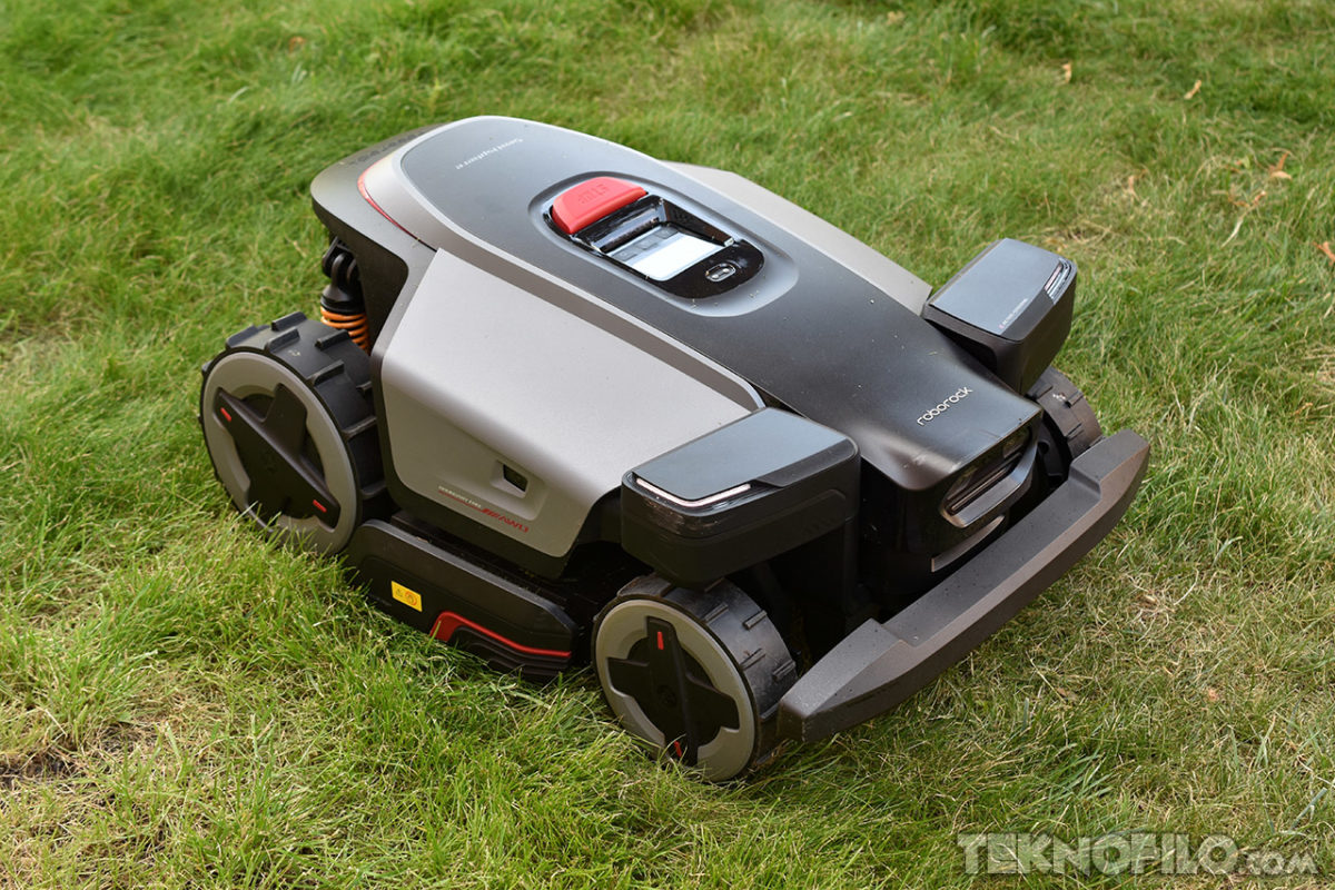 Análisis del Roborock RockMow Z1: Un robot cortacésped todoterreno para jardines grandes Robot cortacésped avanzado en el césped, tecnología de jardinería automatizada para un cuidado eficiente del jardín.