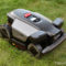 Análisis del Roborock RockMow Z1: Un robot cortacésped todoterreno para jardines grandes Robot cortacésped avanzado en el césped, tecnología de jardinería automatizada para un cuidado eficiente del jardín.