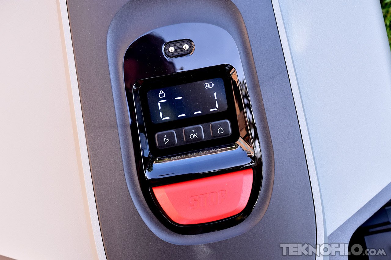 Pantalla de control de un dispositivo robótico con botón de parada y opciones de configuración.