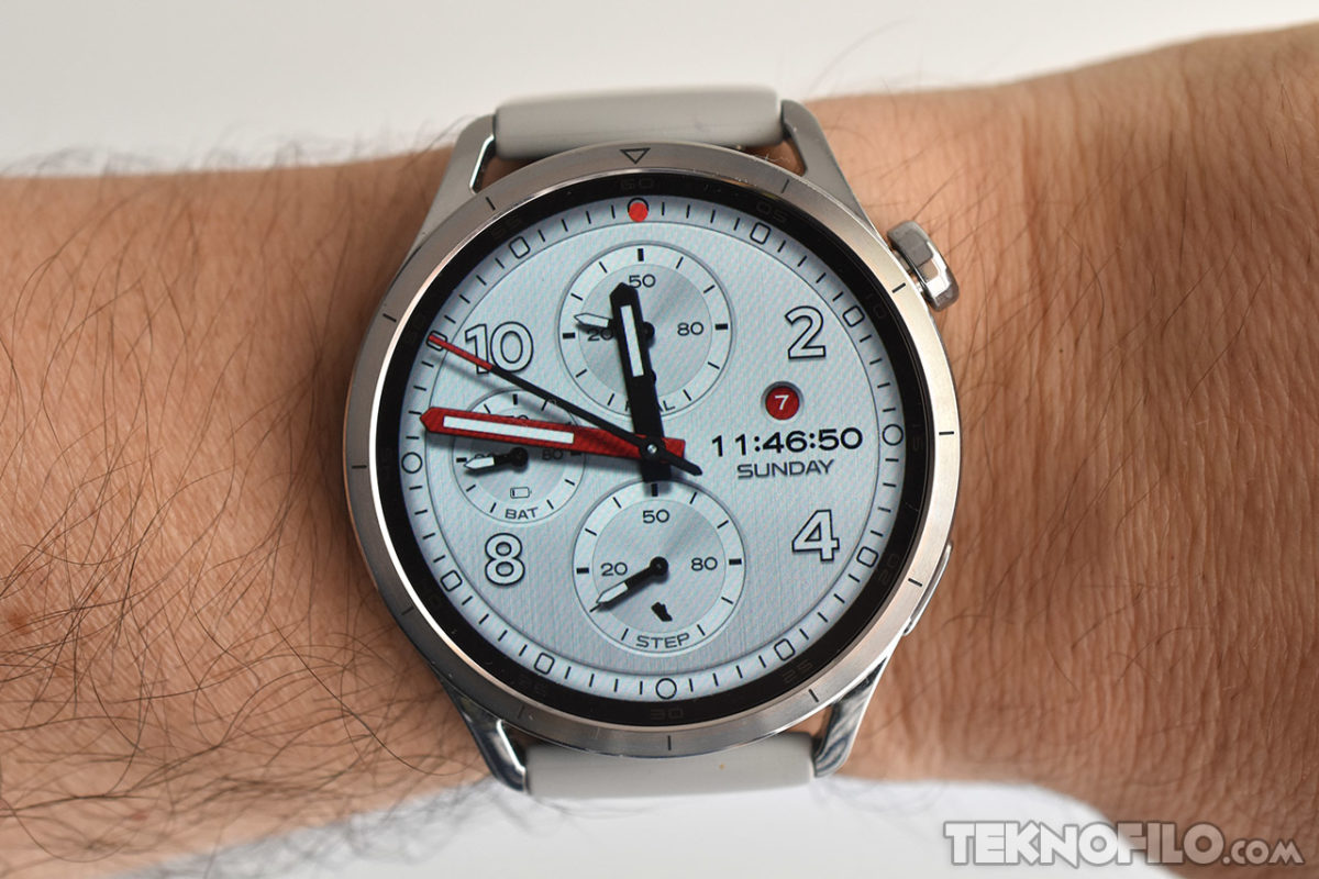 Xiaomi Watch S5: Análisis a fondo y opinión Reloj inteligente con esfera blanca y correa gris en la muñeca de un usuario.