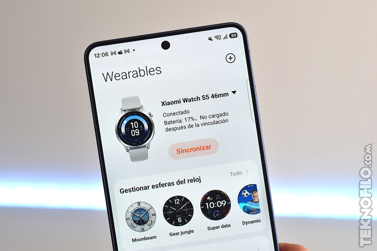 Pantalla de smartphone mostrando el estado de conexión y carga de un reloj inteligente Xiaomi Watch S5 46mm.
