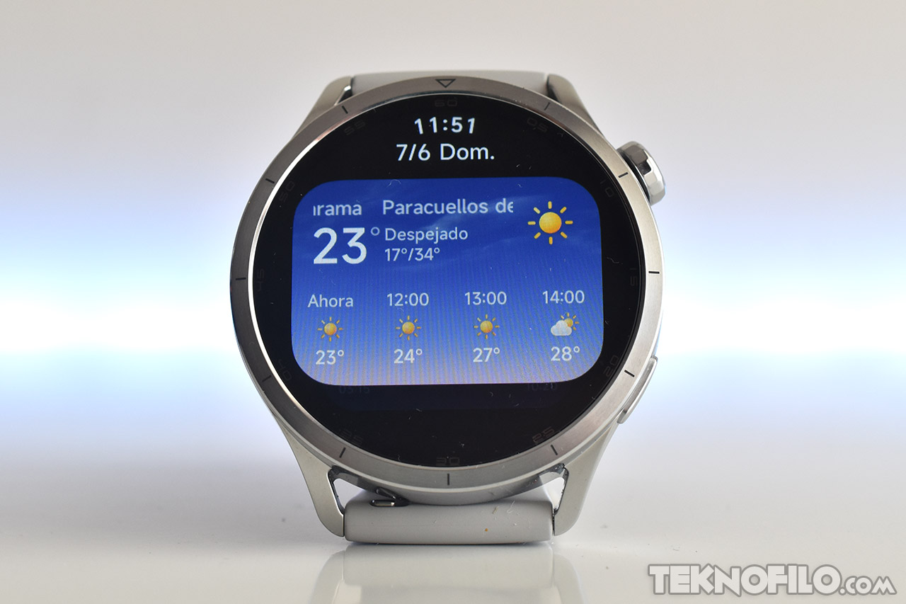 Reloj inteligente mostrando pronóstico del tiempo en pantalla, clima soleado, 23°C, Paracuellos, 7 de junio.