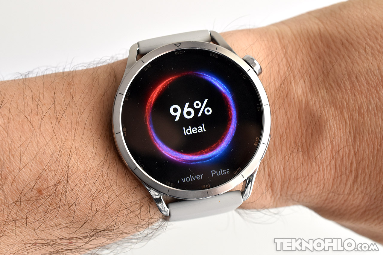 Smartwatch en muñeca mostrando nivel de oxígeno en sangre al 96%, pantalla circular con diseño moderno y minimalista.