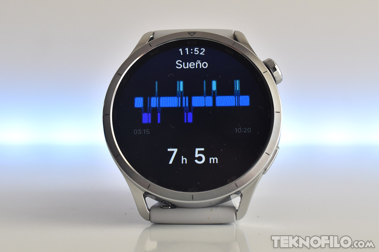 Reloj inteligente con pantalla de análisis de sueño mostrando 7h 5m de descanso sobre fondo iluminado.