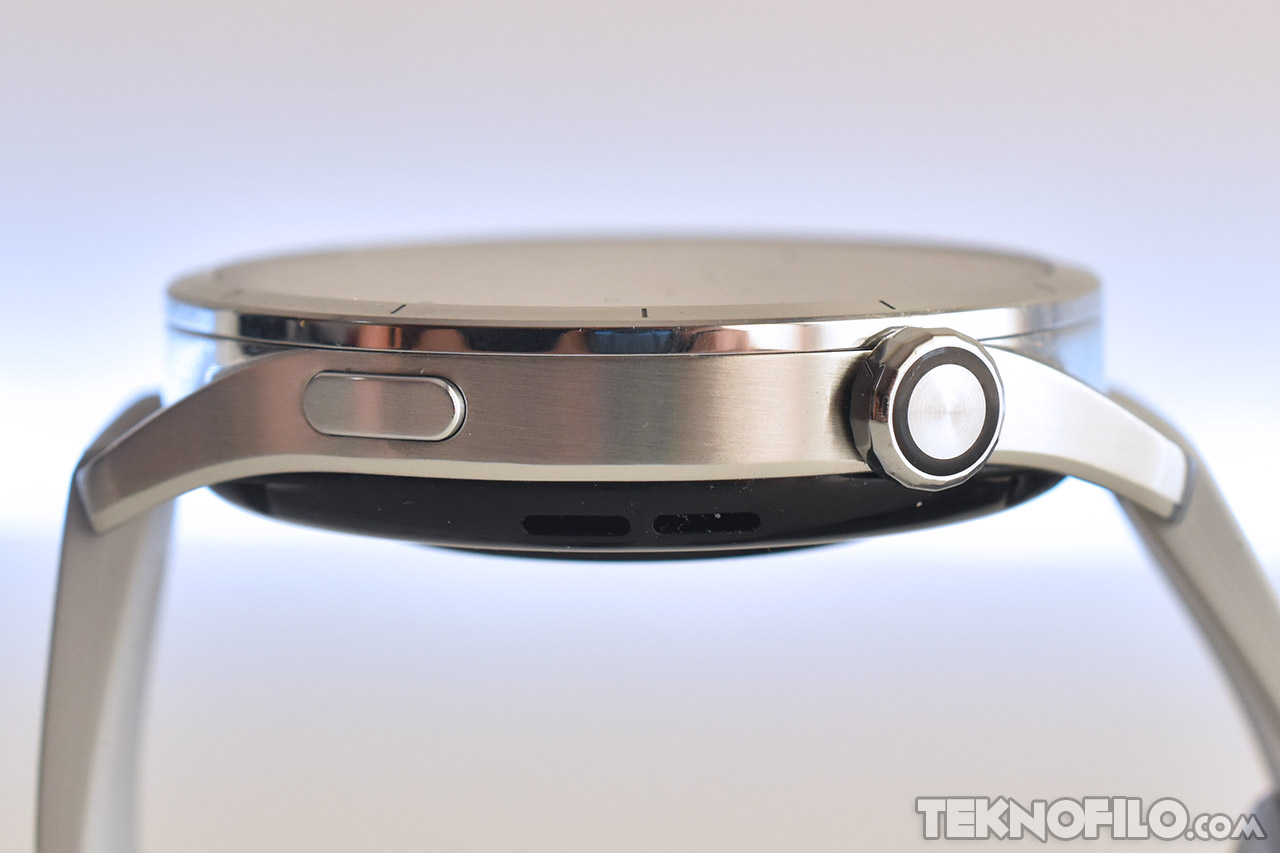 Reloj inteligente de acero inoxidable con pantalla táctil y corona lateral, diseño moderno y elegante.