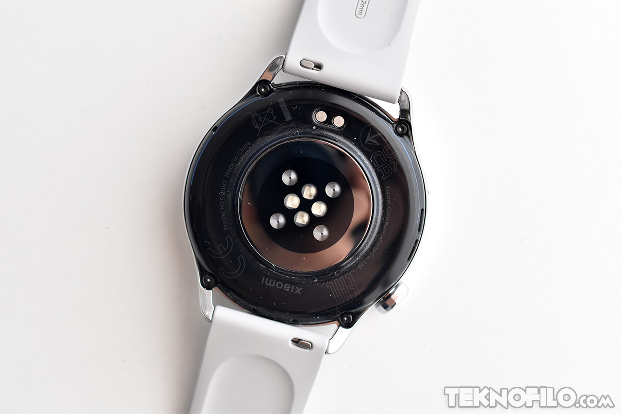 Parte trasera de un reloj inteligente con sensor de salud, correa blanca.
