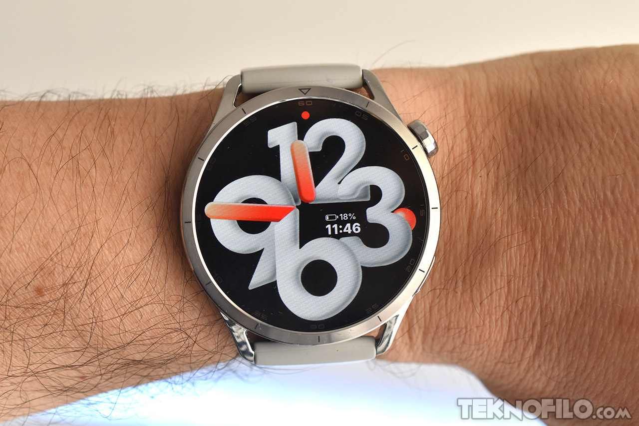 Reloj inteligente en muñeca con pantalla digital, números grandes y diseño moderno. Muestra la hora y batería.