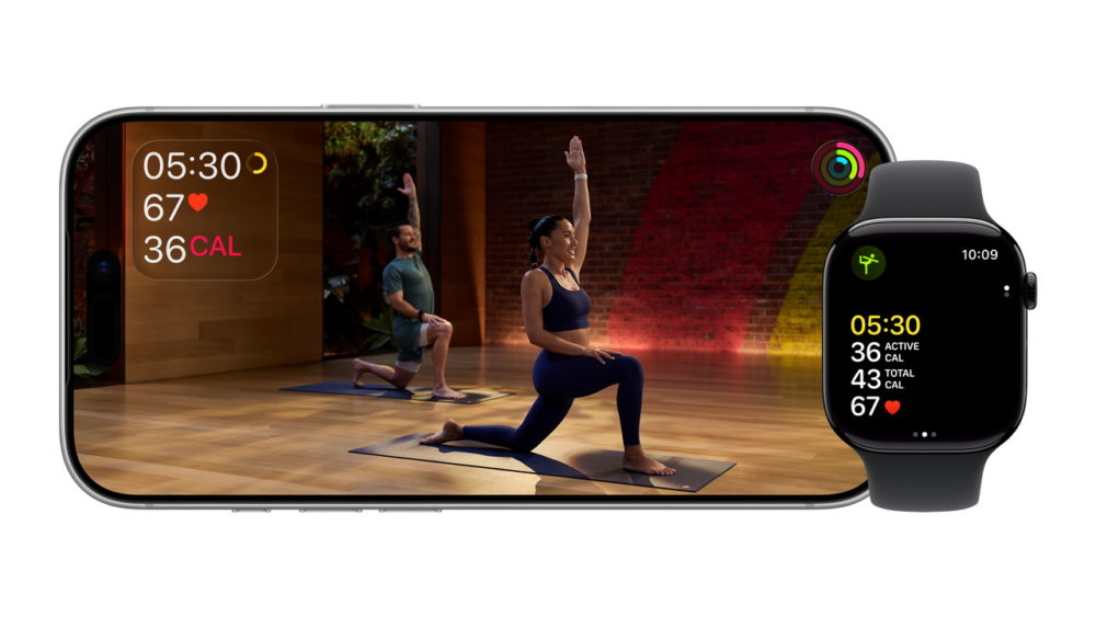 Apple celebra el Día Internacional del Yoga con un reto especial para el Apple Watch Personas haciendo yoga guiado por dispositivo con medidor de calorías y ritmo cardíaco en pantalla y reloj inteligente.
