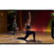 Apple celebra el Día Internacional del Yoga con un reto especial para el Apple Watch Personas haciendo yoga guiado por dispositivo con medidor de calorías y ritmo cardíaco en pantalla y reloj inteligente.