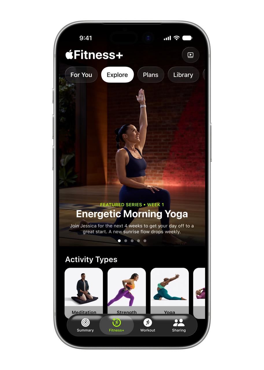 Pantalla de Apple Fitness+ mostrando sesión de yoga matutina en un iPhone. Actividades: meditación, fuerza, yoga.