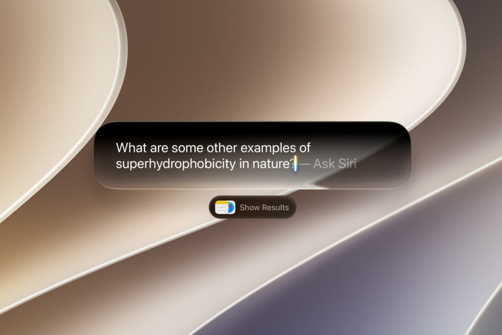macOS 27 Golden Gate es oficial: Siri AI, Liquid Glass mejorado y más rendimiento Pantalla de Siri preguntando sobre ejemplos de súperhidrofobicidad en la naturaleza con fondo abstracto beige.
