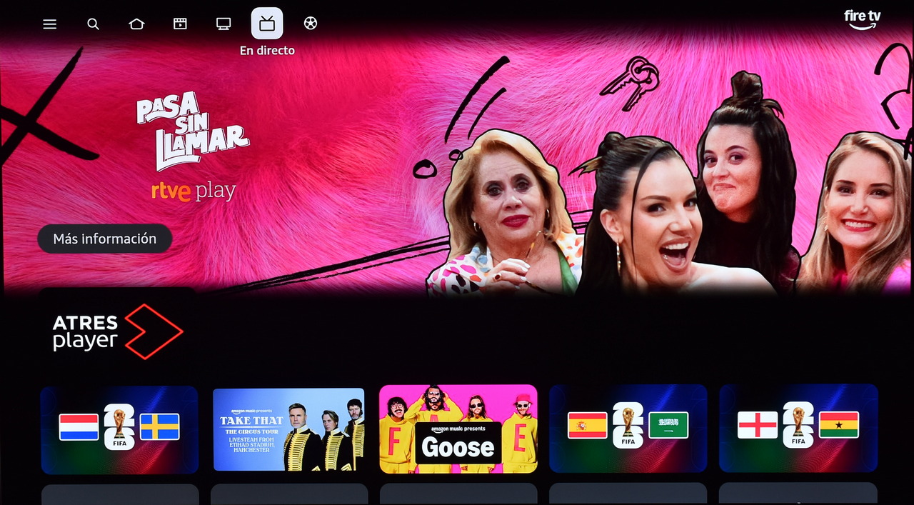 Personas sonriendo en una pantalla de promoción del programa Pasa sin llamar en RTVE Play.