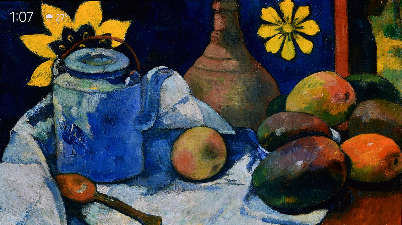 Naturaleza muerta con jarrón azul, frutas y flores amarillas en un fondo oscuro, estilo postimpresionista.