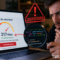 Hombre observa test de velocidad de internet con 217 Mbps en pantalla, alerta sospechoso y fragmento de código.